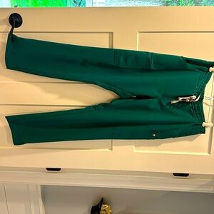 Figs size medium emerald/hunter green.